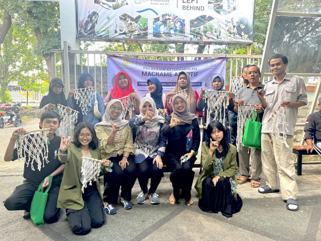 Berkarya Tanpa Batas: Kolaborasi UPN Veteran Jawa Timur dan Galeri Disabilitas Kinasih Gelar Pelatihan Macrame Adaptif